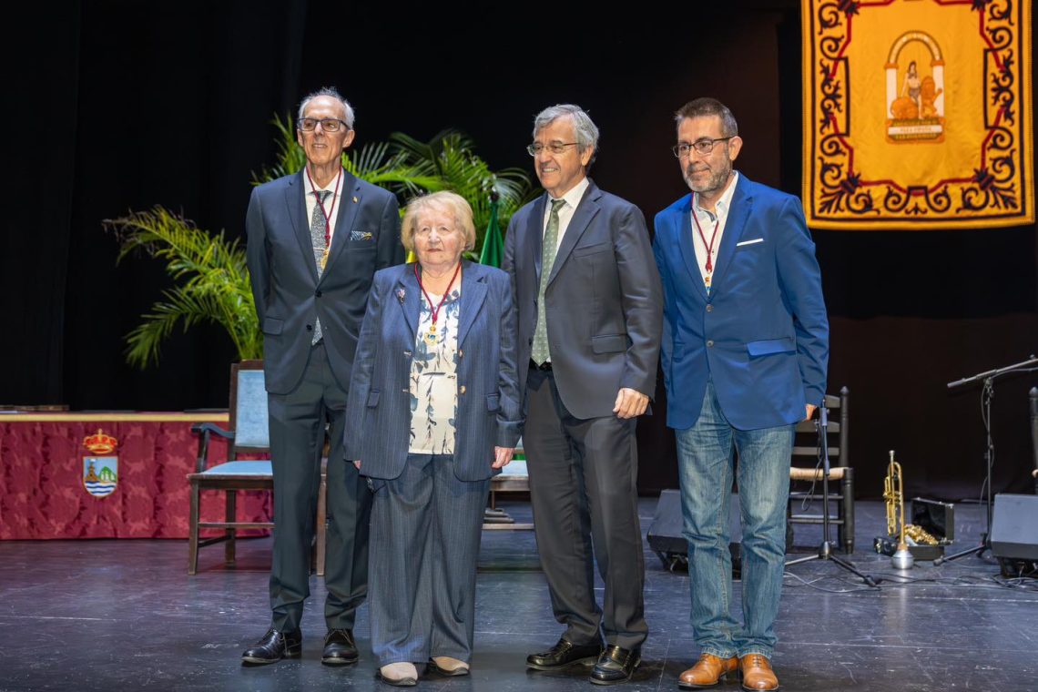 El Ayuntamiento de Estepona reconoce en el acto institucional del Día de Andalucía al sector sanitario