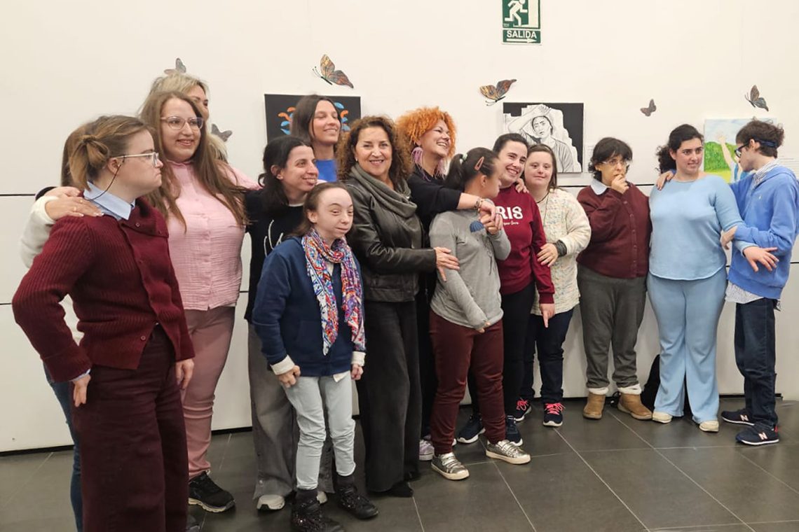 La asociación Crece inaugura la exposición‘Nosotras’, un homenaje al papel histórico de la mujer y su lucha por la igualdad