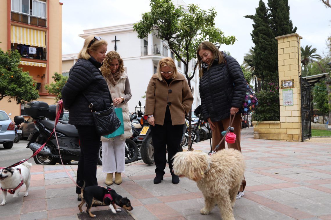 El Ayuntamiento de Fuengirola hará obligatorio el uso de botellitas para diluir los orines caninos en la vía pública