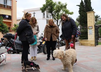 El Ayuntamiento de Fuengirola hará obligatorio el uso de botellitas para diluir los orines caninos en la vía pública