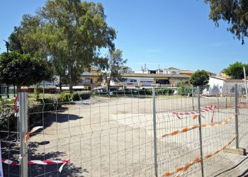 Estepona amplía la red de equipamientos deportivos en el extrarradio con la construcción de dos pistas de pádel en Nueva Atalaya